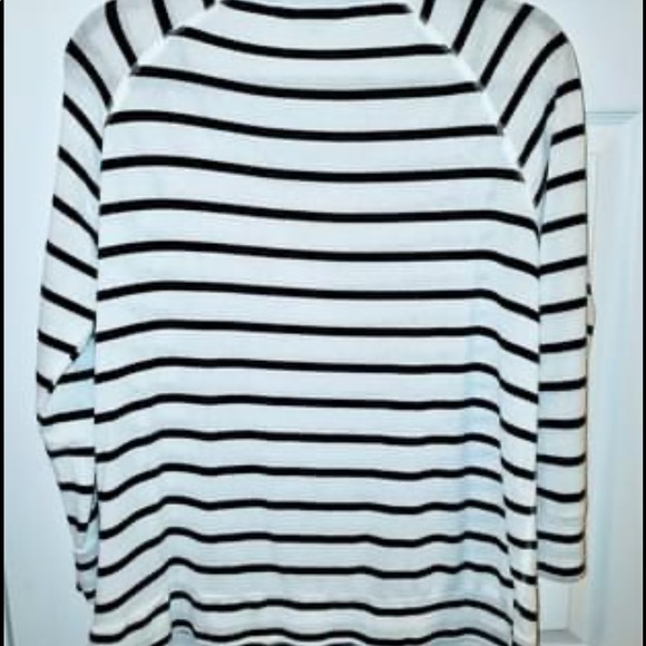 White and black comfy long sleeve shirt size XL - Picture 2 of 3